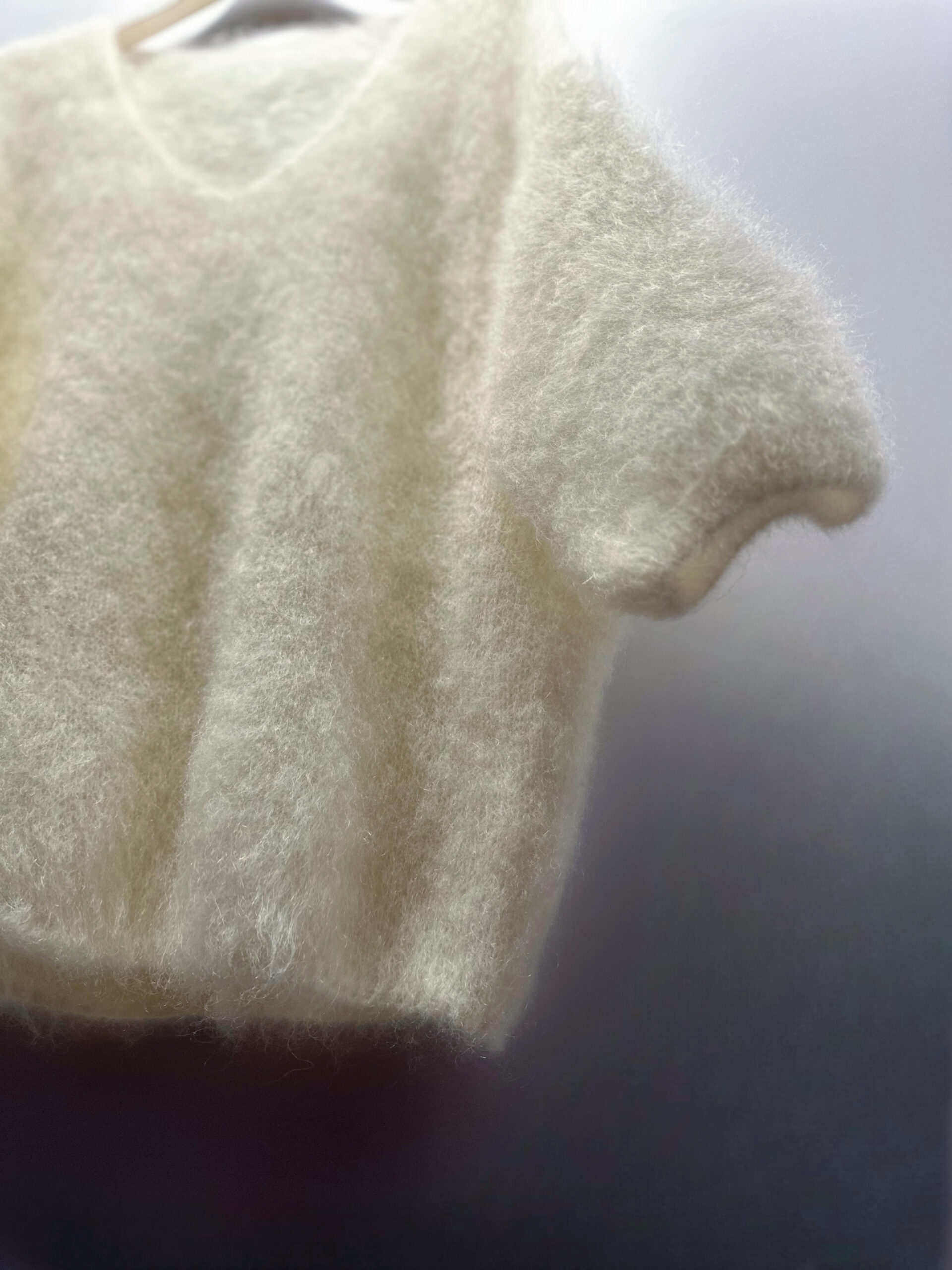 INCREDIBLY SOFT AND WARM V-Neck WHITE CARDIGAN. NATURAL WOOL 81% KID MOHAIR