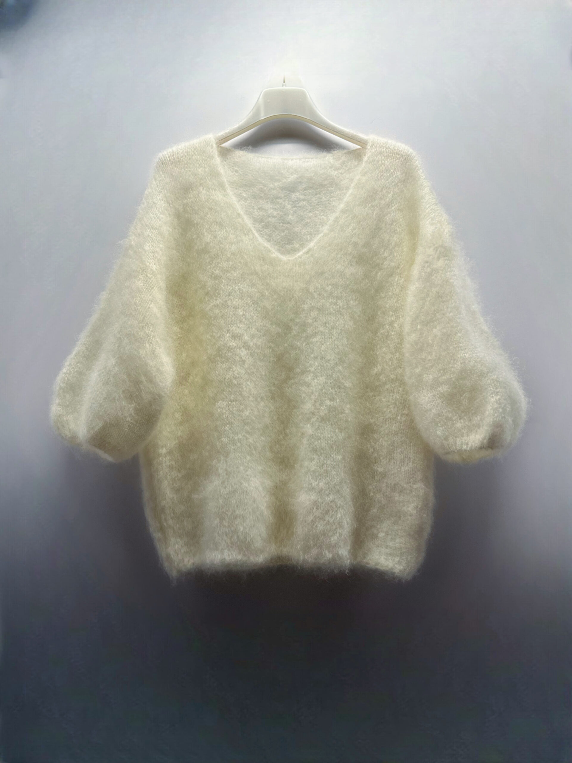INCREDIBLY SOFT AND WARM V-Neck WHITE CARDIGAN. NATURAL WOOL 81% KID MOHAIR